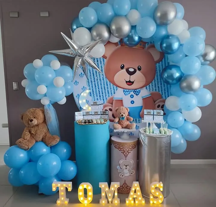 Decoración real de cumpleaños con globos y un oso