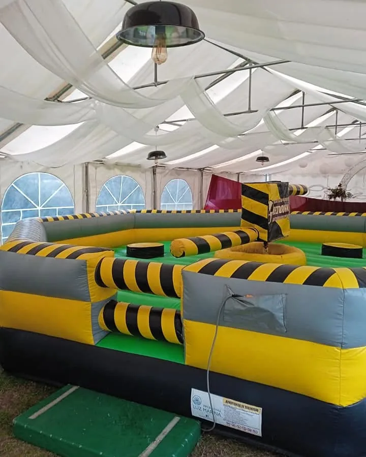 Juego inflable tipo desafío bajo carpa