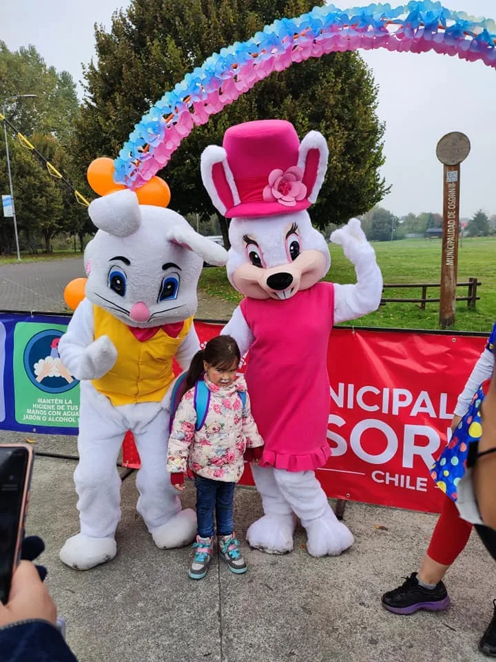 Personajes participando en una actividad al aire libre en Osorno